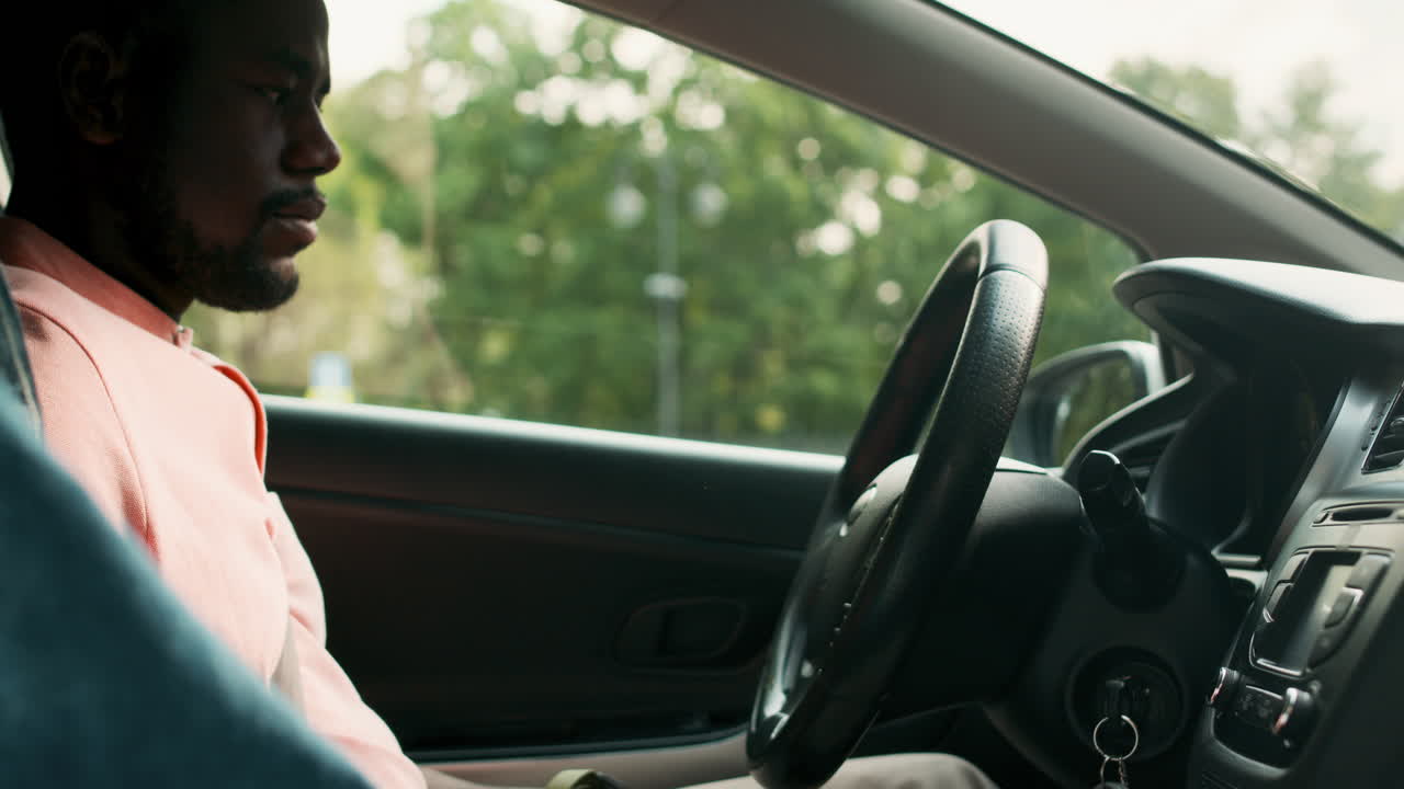 운전하는 법을 배우는 남자