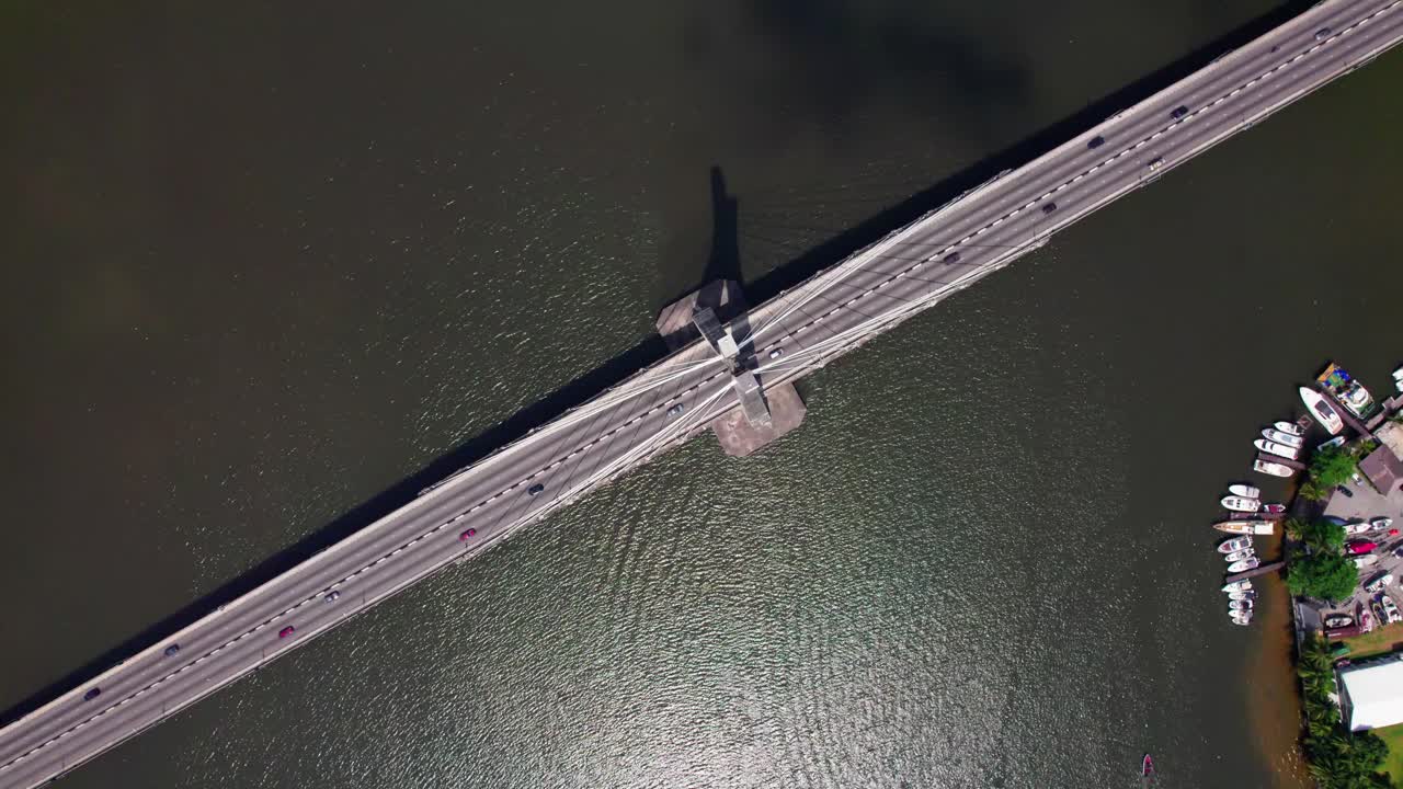 레기-이코이 연결 다리는 나이지리아 라고스의 유명한 랜드마크입니다.