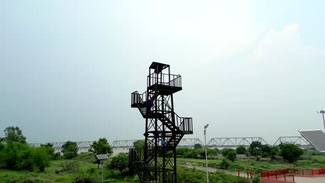 torre de vista del cielo cerca del río