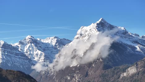 los picos cubiertos de nieve de glarus, suiza, mientras la majestuosa cadena montañosa se erige en una importancia impresionante contra el paisaje invernal.