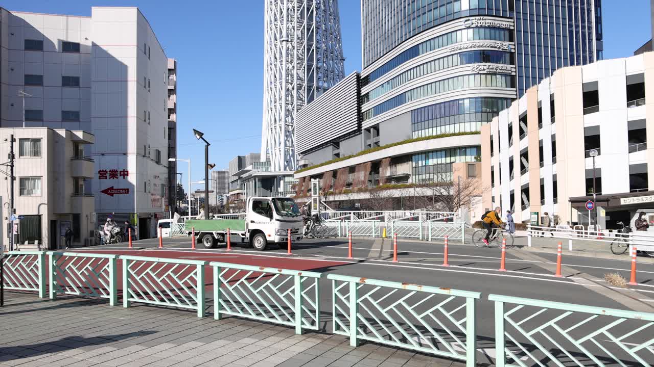 눈에 띄는 탑이 있는 도시 풍경의 타임스