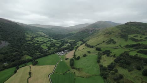 imágenes aéreas de drones de 4k hacia un pueblo en el campo de la inglaterra rural del reino unido