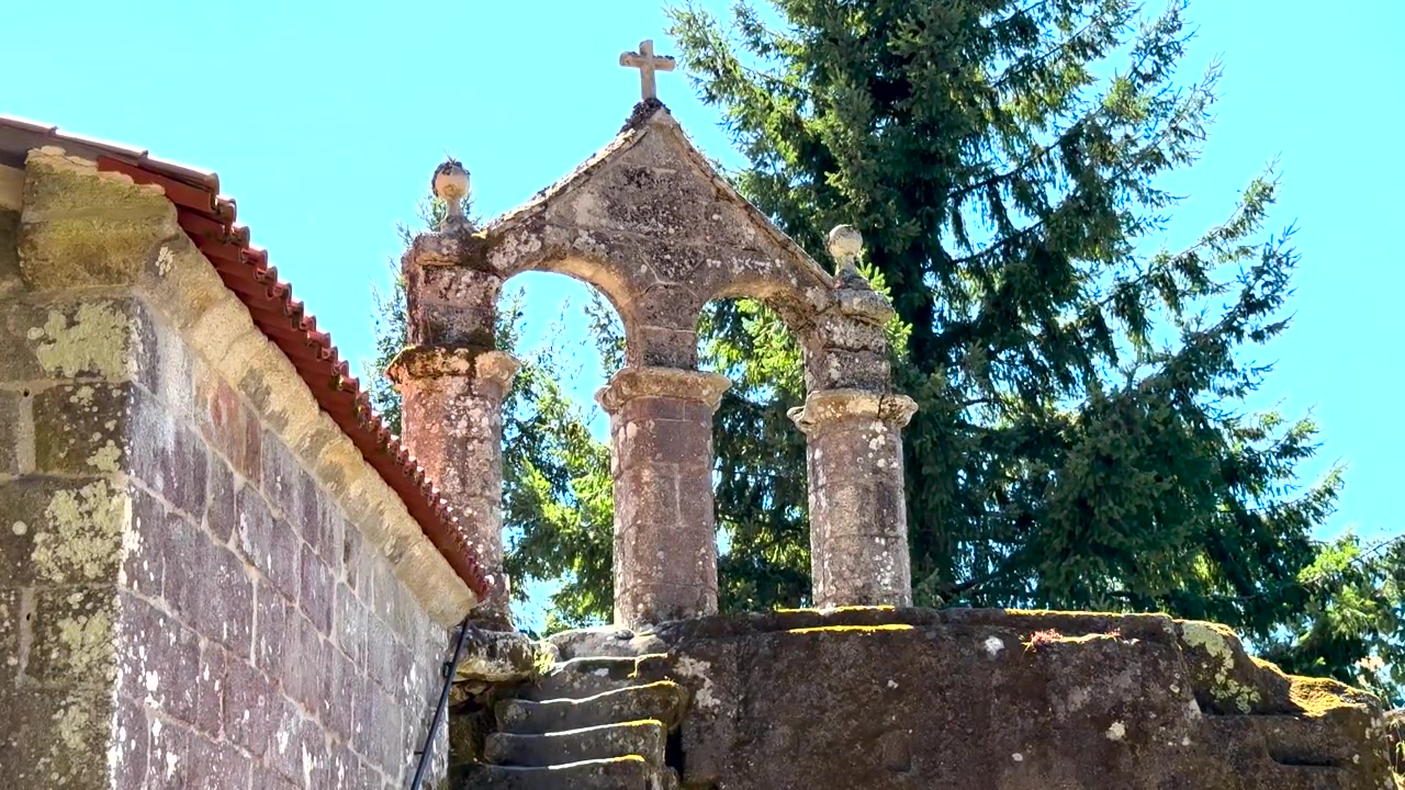 Antico campanile a vela presso il monastero di San Pedro de Rocas a Esgos, Ourense, Galizia, Spagna.