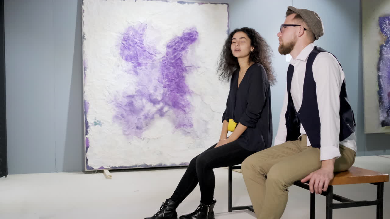 미술관 에서 추상적 인 미술 을 보는 부부