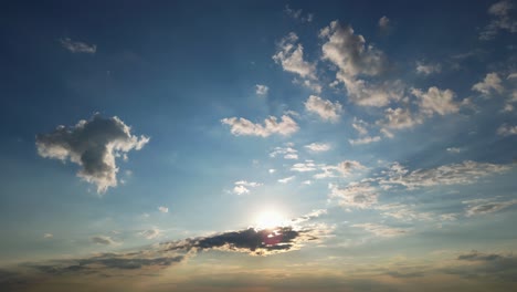 Wolken-Himmel-Panoramablick-Sonne-Leicht-Bewölkt-Blauer-Himmel-Gelbe-Epische-Farbtöne