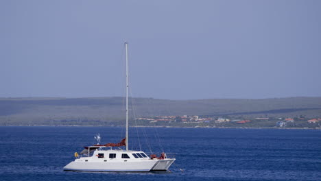 Boot-Im-Ozean-In-Der-Nähe-Von-Bonaire,-Der-Karibik