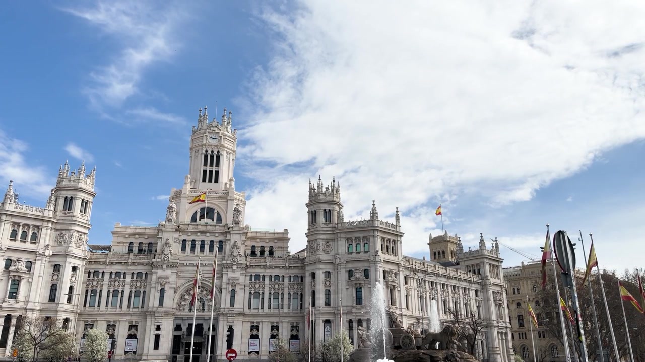 Maestoso Palazzo Cibeles, attualmente il municipio di Madrid, in una giornata di sole.
