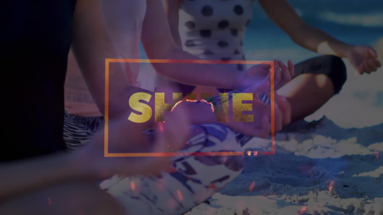 цифровая композиция блестящего текстового баннера на фоне средней части женщины, практикующей йогу на пляже