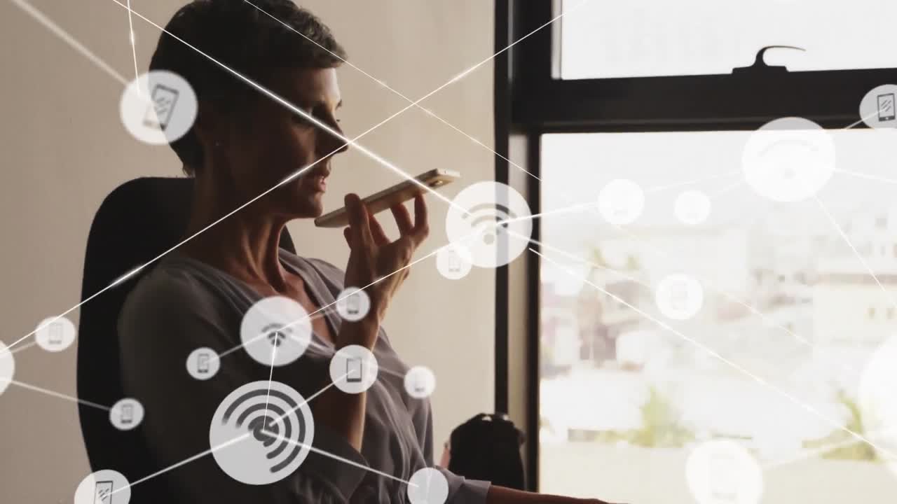 스마트폰으로 대화하는 백인 사업가에 대한 디지털 아이콘 네트워크의 애니메이션