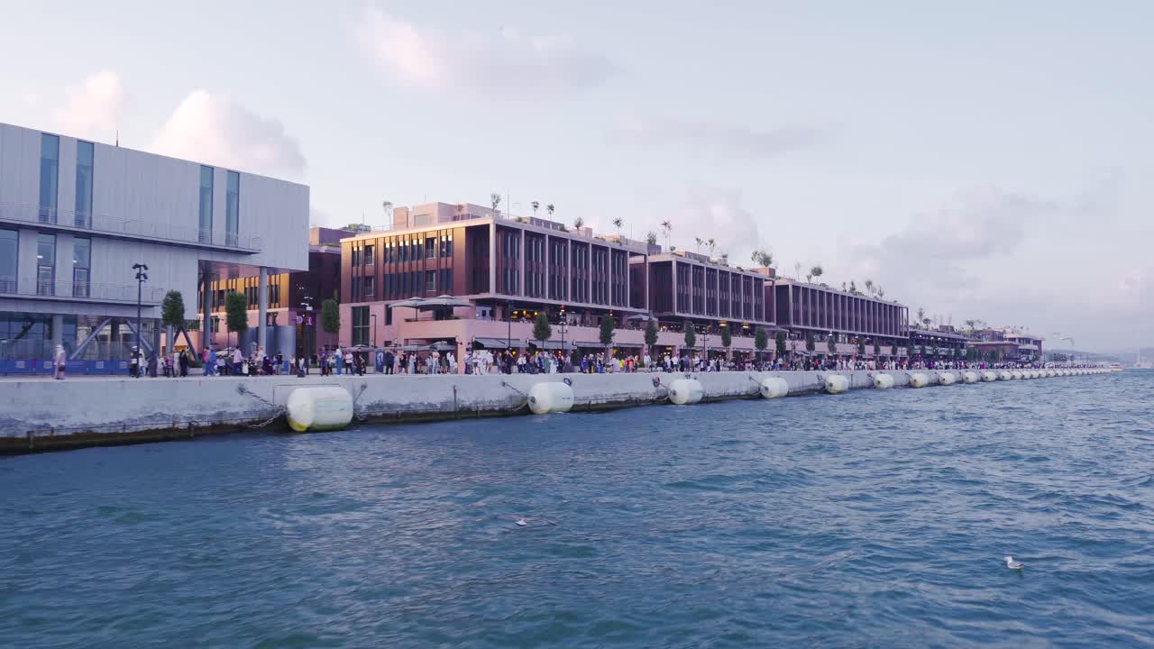 도시와 사람들은 바다에서 볼 수 있습니다.