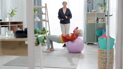 Mujer-Mayor,-Pelota-De-Ejercicio