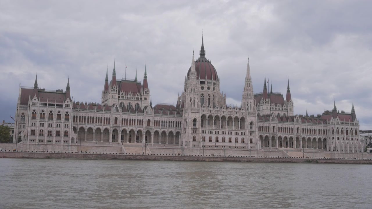 Vista sul fiume del Parlamento di Budapest