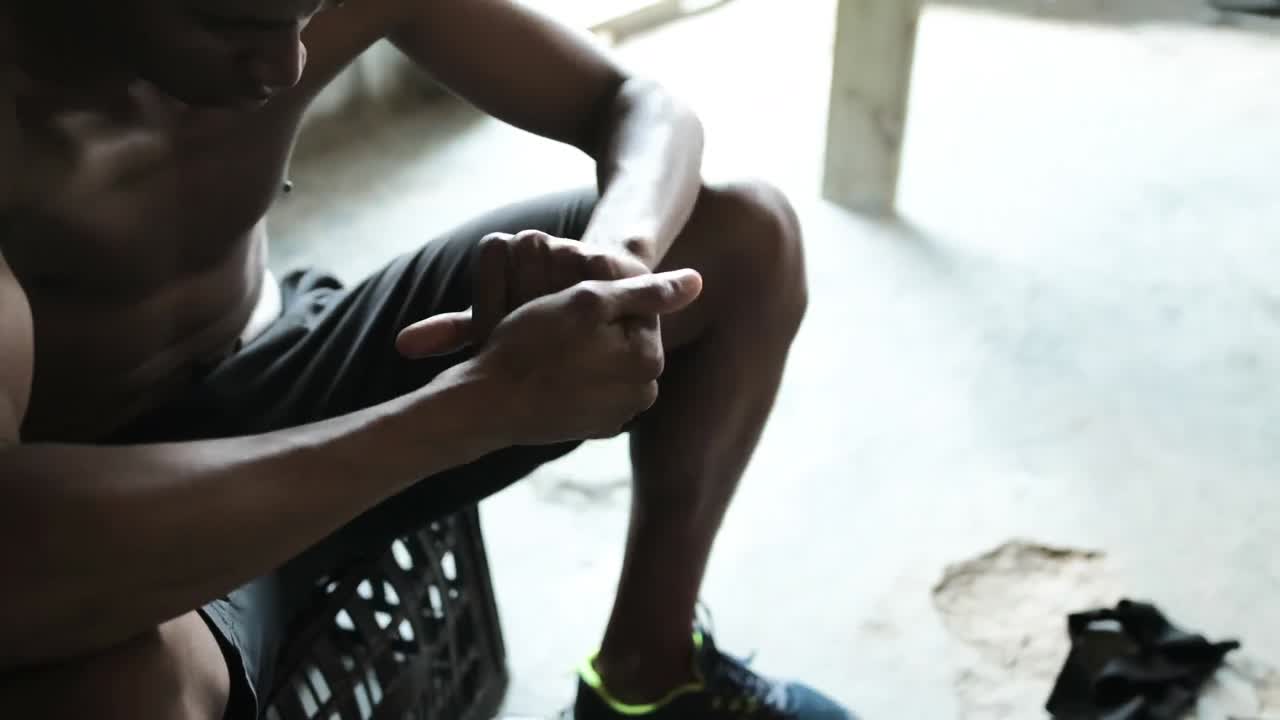 boxeador usando guantes de boxeo en el gimnasio