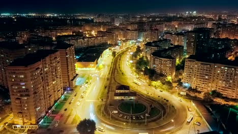 a través del vuelo nocturno de la ciudad.