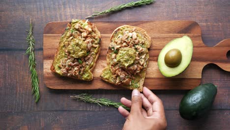 tostadas de atún y aguacate