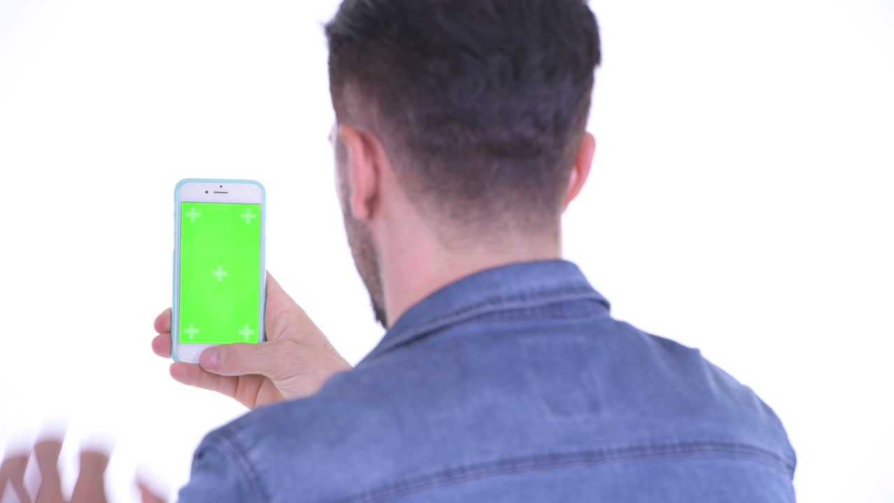 바탕 에 녹색 화면 을 가진 휴대 전화 를 사용 하여 잘생긴 남자 의 스튜디오