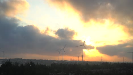 Statische-Aufnahme-Von-Windmühlen-Mit-Goldenem-Sonnenuntergang-Im-Hintergrund-In-Vietnam