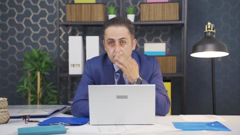 hombre de negocios con ojos secos y sensibilidad ocular.