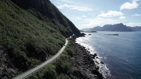 Autos,-Die-Im-Sommer-In-Nordnorwegen-Auf-Einer-Berühmten-Norwegischen-Küstenstraße-Fahren,-Aufnahme-Der-Luftweiterleitung