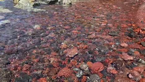 Beliebter-Roter-Strand-In-Santorini,-Griechenland-An-Einem-Sonnigen-Tag-1