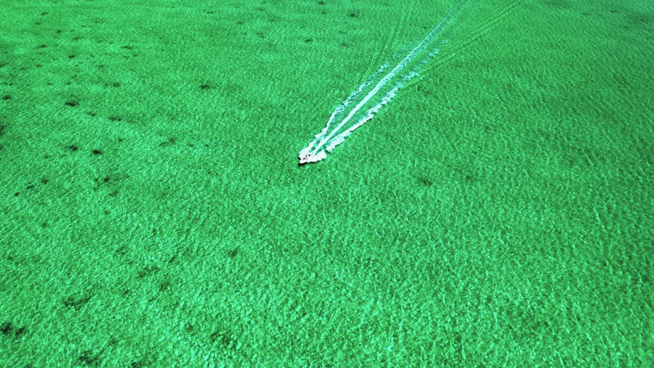 투르코이즈 바하마 평평 한 곳 을 가로질러 대각선 으로 움직이는 보트, 공중 전망