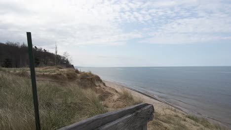 Dunas-Erosionadas-En-Relieve-Contra-La-Orilla-Del-Lago-Del-Lago-Michigan