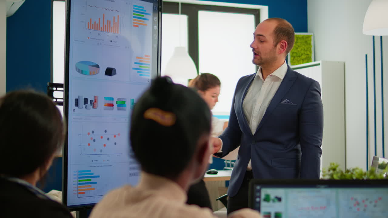 hombre profesional empresario que planea un nuevo proyecto con sus compañeros de trabajo