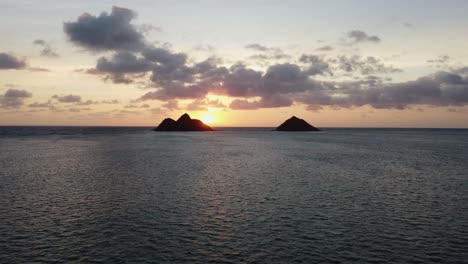 Toma-De-Drone-Con-Zoom-Cinematográfico-De-4k-De-Dos-Islas-Y-El-Mar-Cerca-De-La-Playa-De-Lanikai-Al-Amanecer-En-La-Isla-Hawaiana-De-Oahu