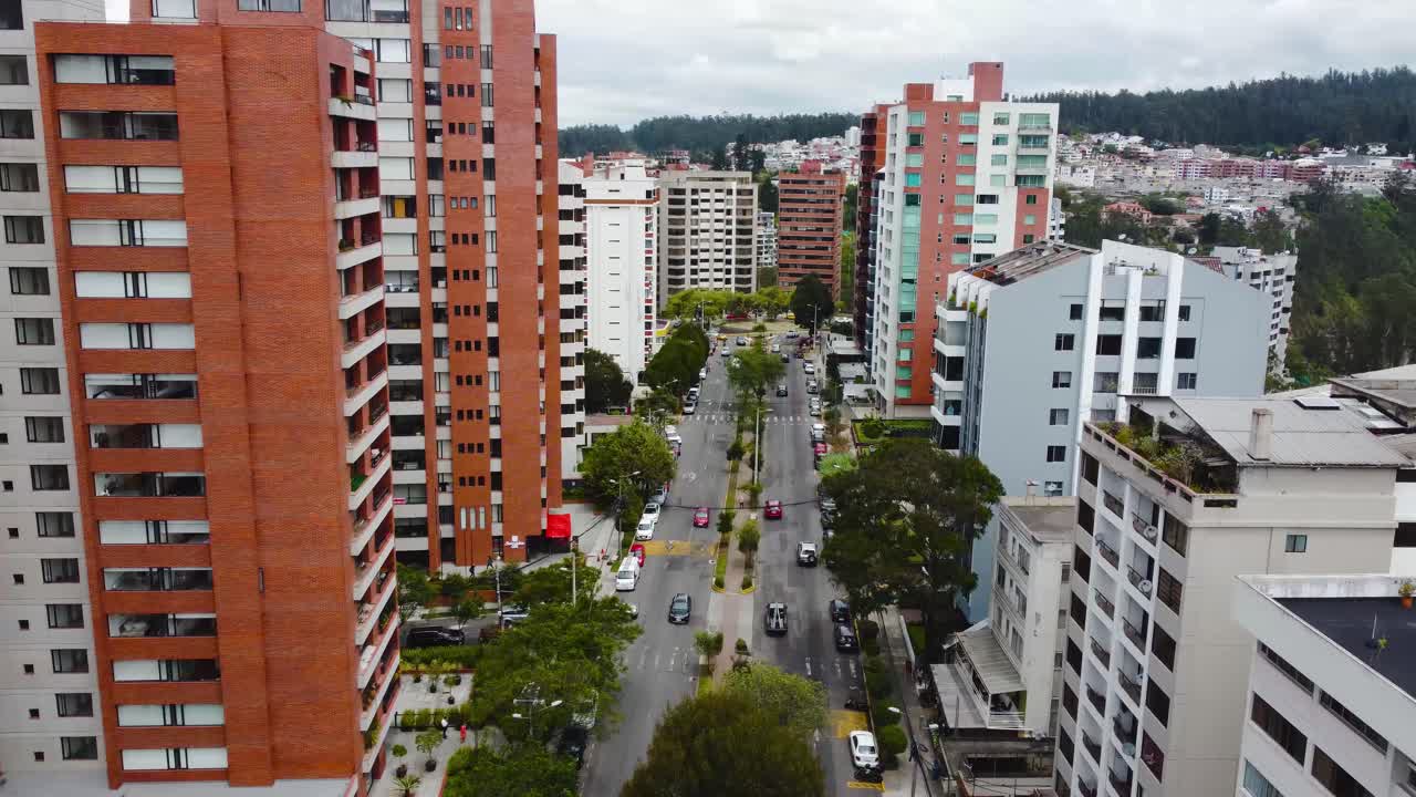 Video con drone di una strada in città, che vola tra gli edifici.