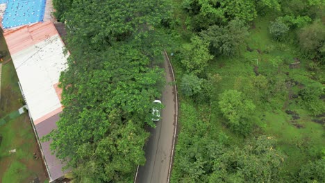 drone coche en barbecho en el lago pawana vista a vista de pájaro