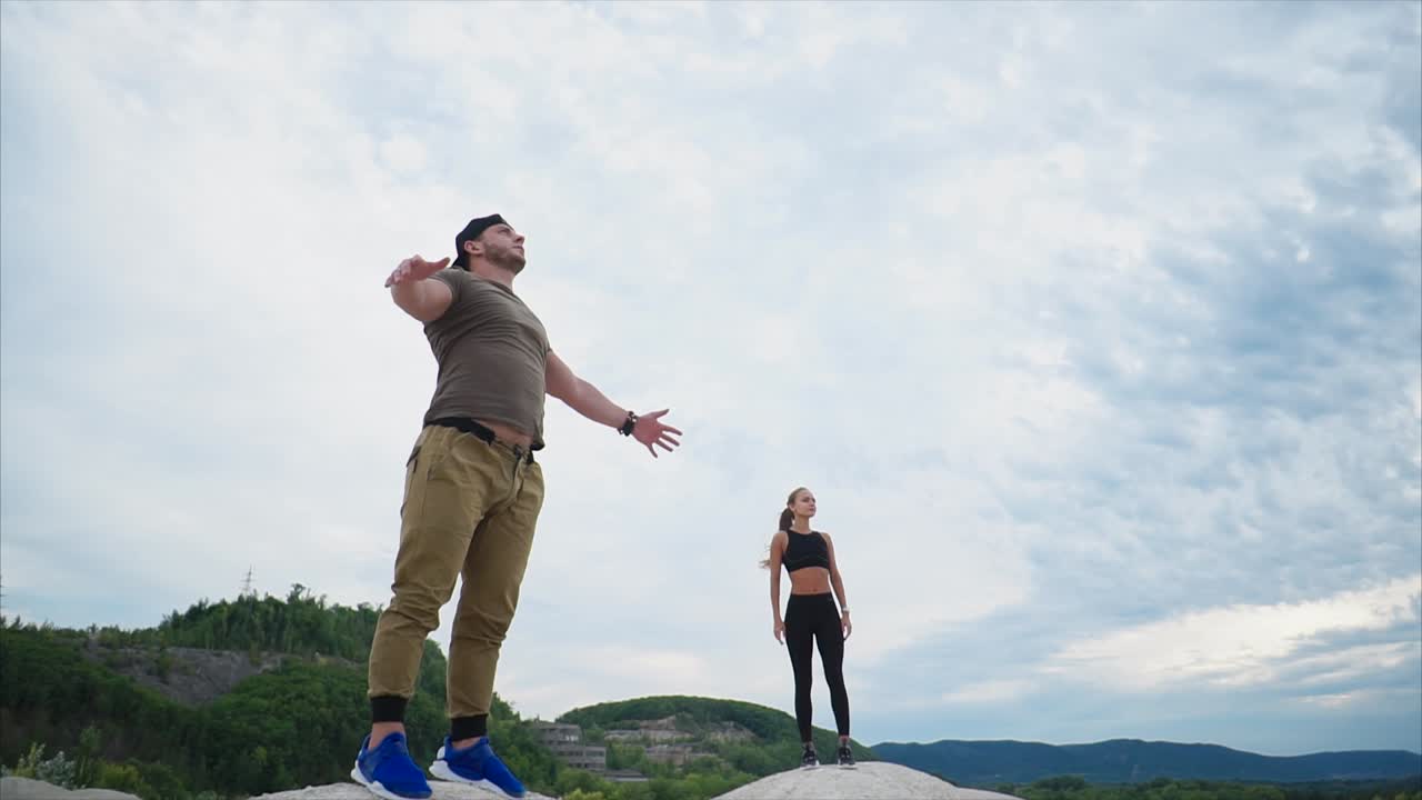 pareja estirándose al aire libre