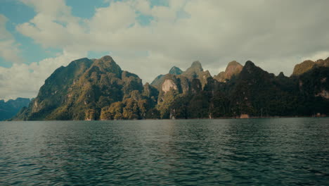 paisaje montañoso junto a un lago