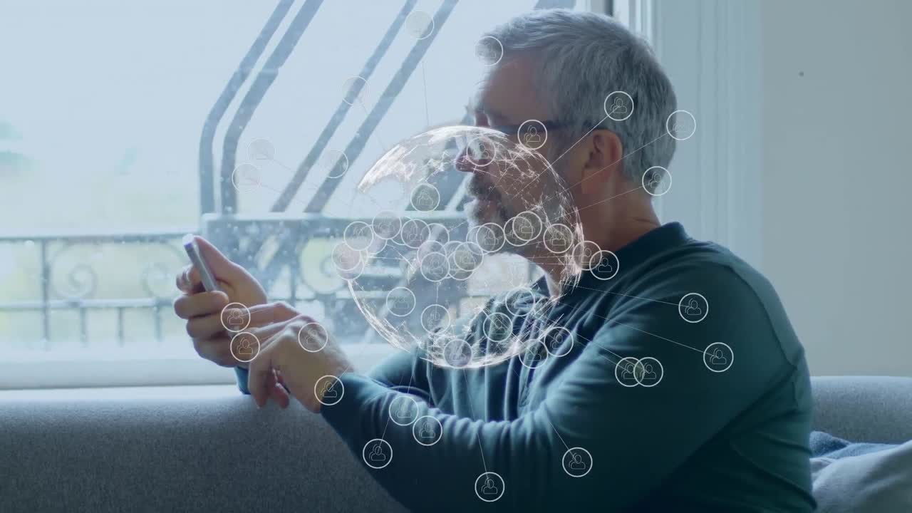 animación de conexiones y globo sobre hombre mayor caucásico usando teléfono inteligente