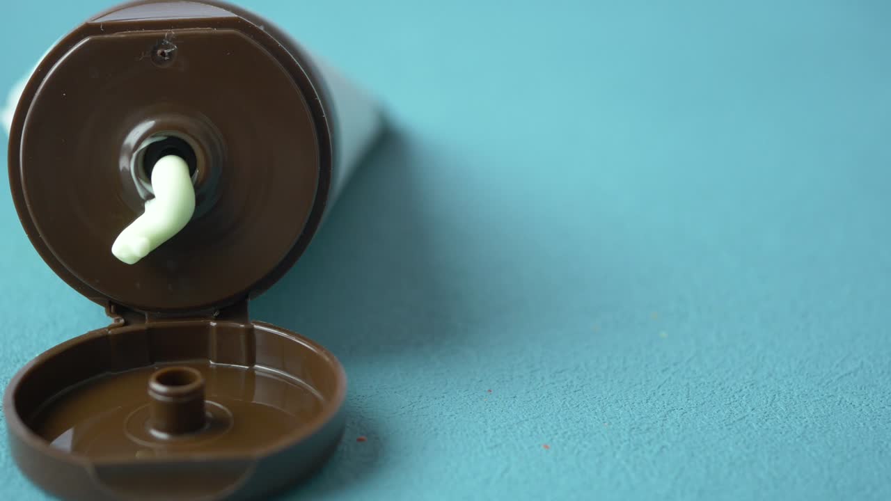 tubo abierto de crema