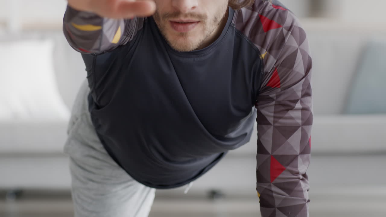 hombre realizando ejercicios de estiramiento