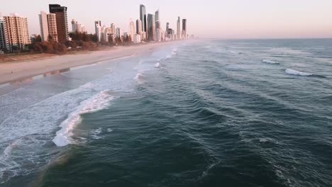 Drohnenantenne-Bei-Sonnenaufgang-über-Dem-Stadtstrand---Surferparadies-Und-Broadbeach