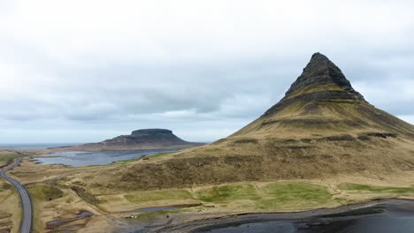 disparo de drones avanzando más allá de la gran montaña de islandia