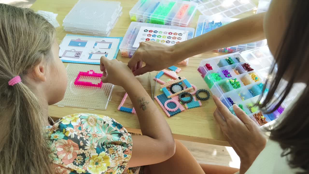 niño aprendiendo pixel art con los padres