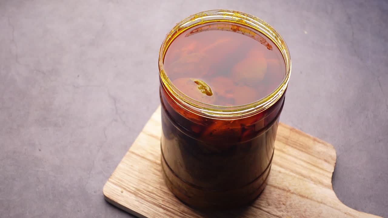 pepinillo de mango casero en un frasco de vidrio en la mesa