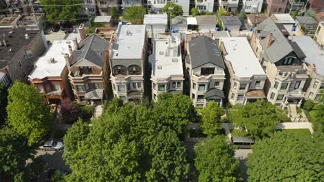 Hermosas-Casas-De-Ladrillo-Y-Piedra-En-La-Ciudad-Americana-Urbana