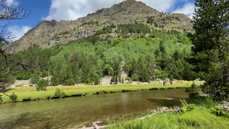 parco nazionale di aigüestortes spagna natura protetta lerida catalunya acqua cristallina fiumi con sfondo di montagna alberi verdi e cielo blu rio sant nicolau