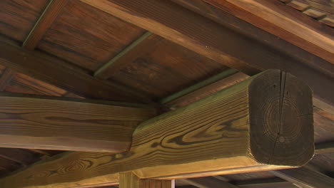 primer plano de vigas de madera y vigas bajo el techo del edificio japonés