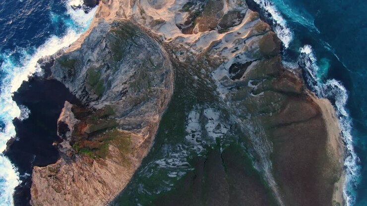 Vogelperspektive einer abgelegenen Insel auf Hawaii