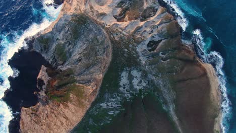 vista de pájaro de una isla aislada en hawaii