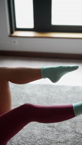 mujer haciendo ejercicios para las piernas en casa