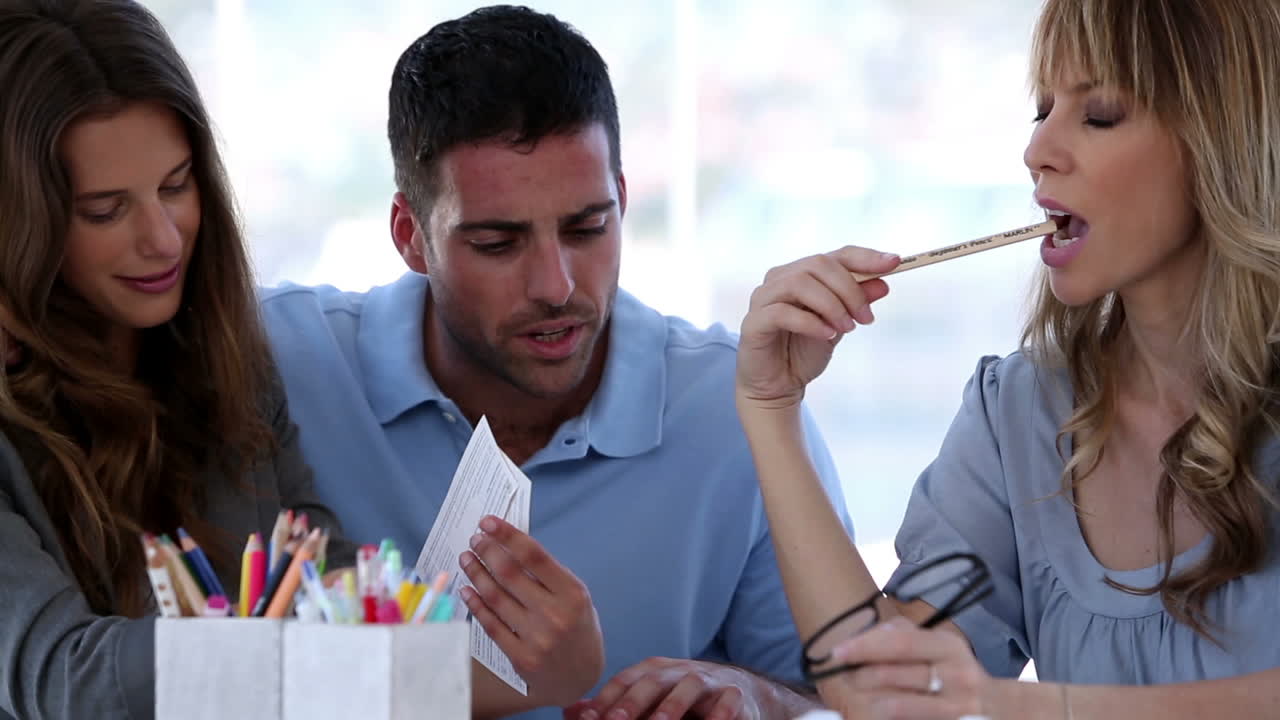 diseñador de interiores hablando con los clientes