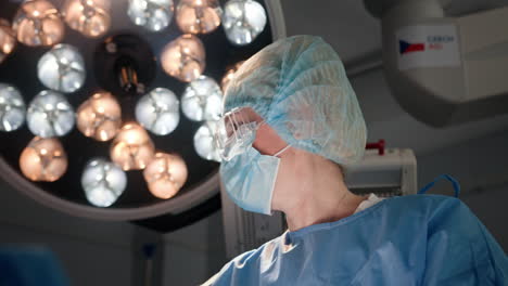 cirujano en la sala de operaciones