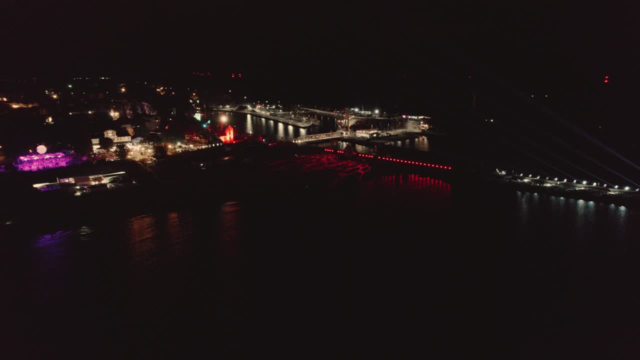 Ripresa con drone di uno spettacolo di luci di notte