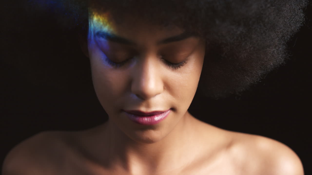 arco iris, lgbt y luz de espectro en la mujer negra