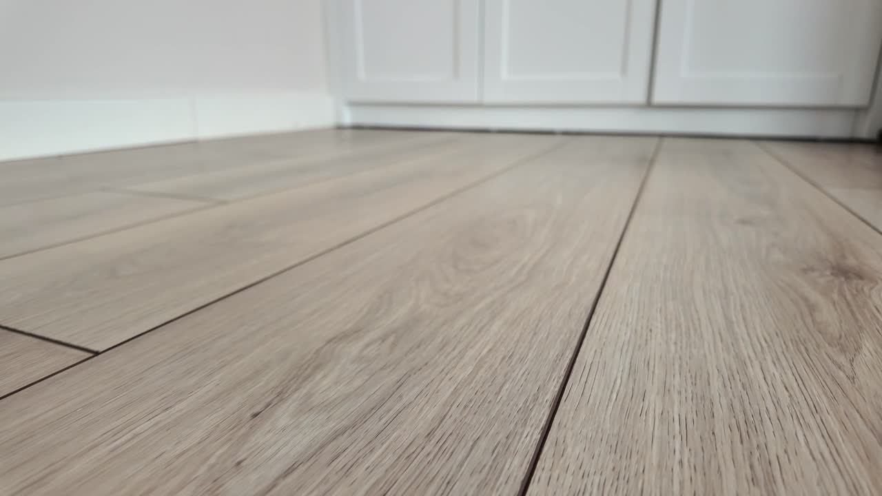 색 캐비이 있는 방에서 밝은 갈색 라미네이트 바닥